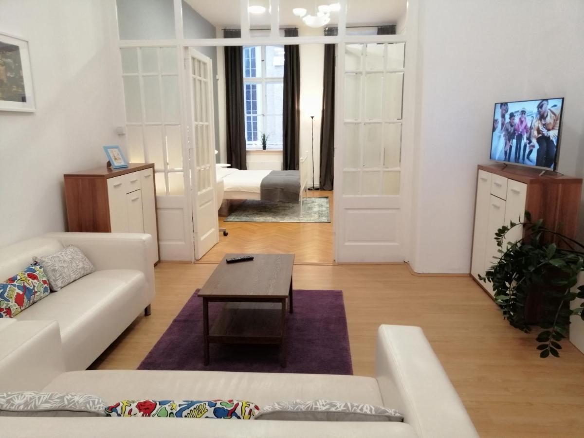 Filinhome Zmaj Jovina Suite Нови Сад Екстериор снимка